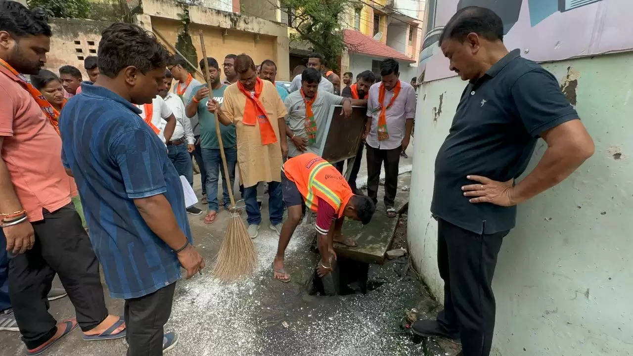 विधायक नीलकंठ तिवारी ने पिशाचमोचन में किया प्रवास,निरीक्षण के बाद लगाई चौपाल