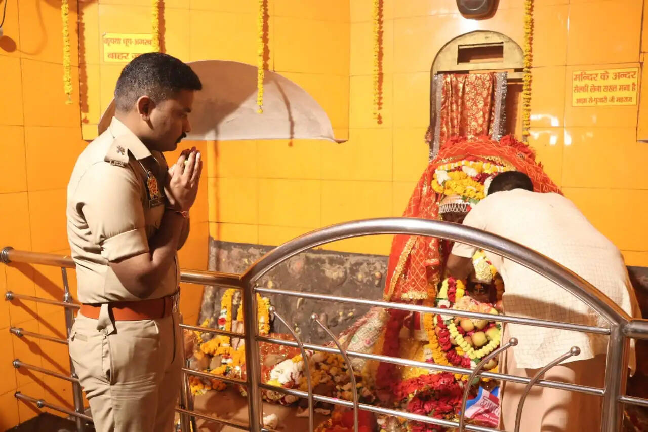 एसपी ने शक्ति पीठ कालिकन धाम में पूजा करने के बाद किया प्रमुख मंदिरों और मेला स्थलों का भ्रमण