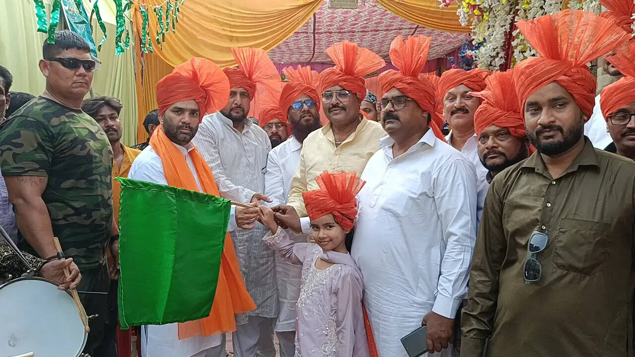 शहीद अलैहिर्रहमा के सालाना उर्स-ए-पाक में पूरे अदब-ओ-एहतराम के साथ दरगाह शरीफ पहुंची चादर