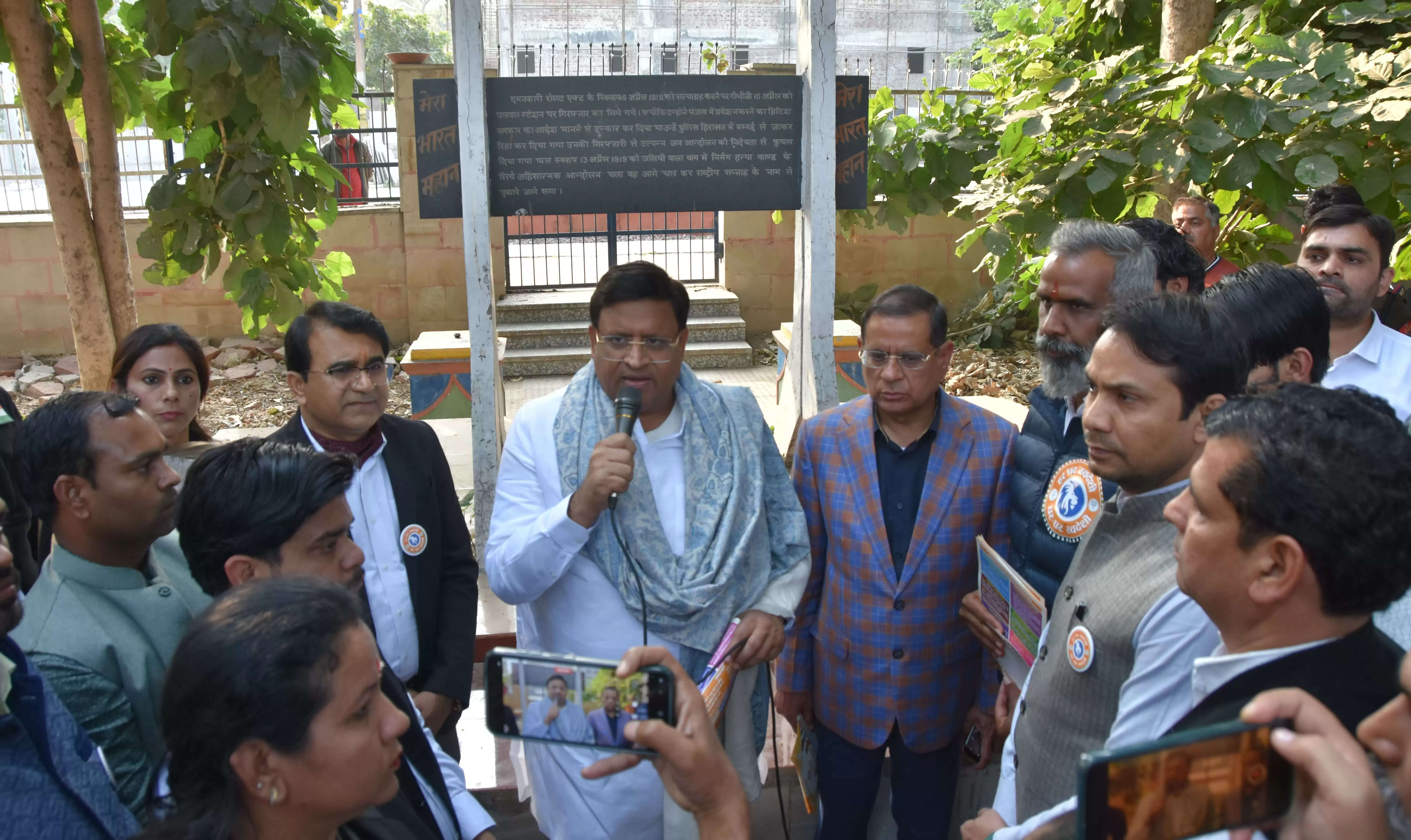 हरियाणा के मंत्रियों ने पलवल स्टेशन पर चलाया आत्मनिर्भर भारत जागरूकता अभियान