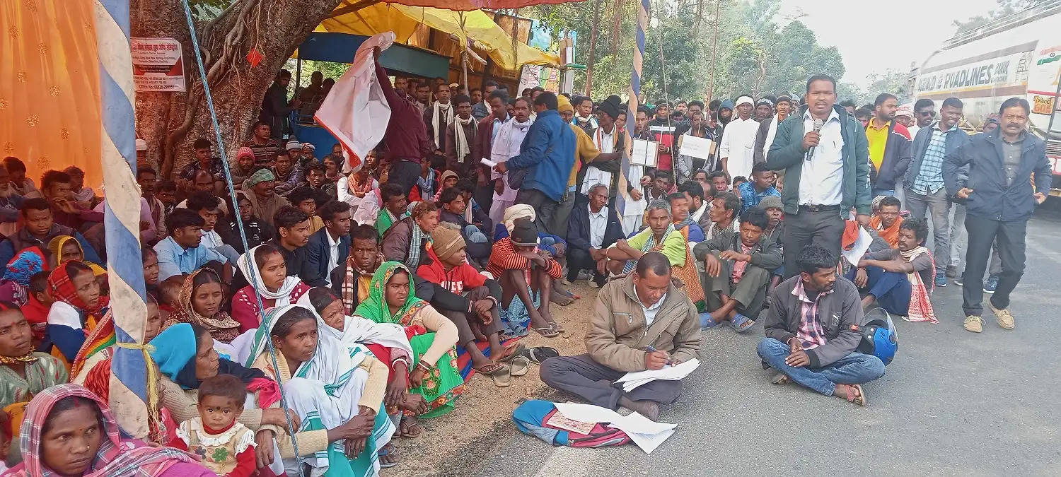 बालू घाटों की निविदा रद्द करने की मांग, आदिवासी संगठनों ने किया धरना-प्रदर्शन