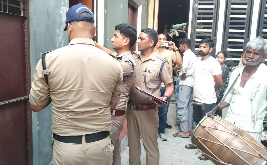 हत्या के फरार आरोपितों पर कसा शिकंजा, घरों पर ढोल-नगाड़ों के साथ उद्घोषणा