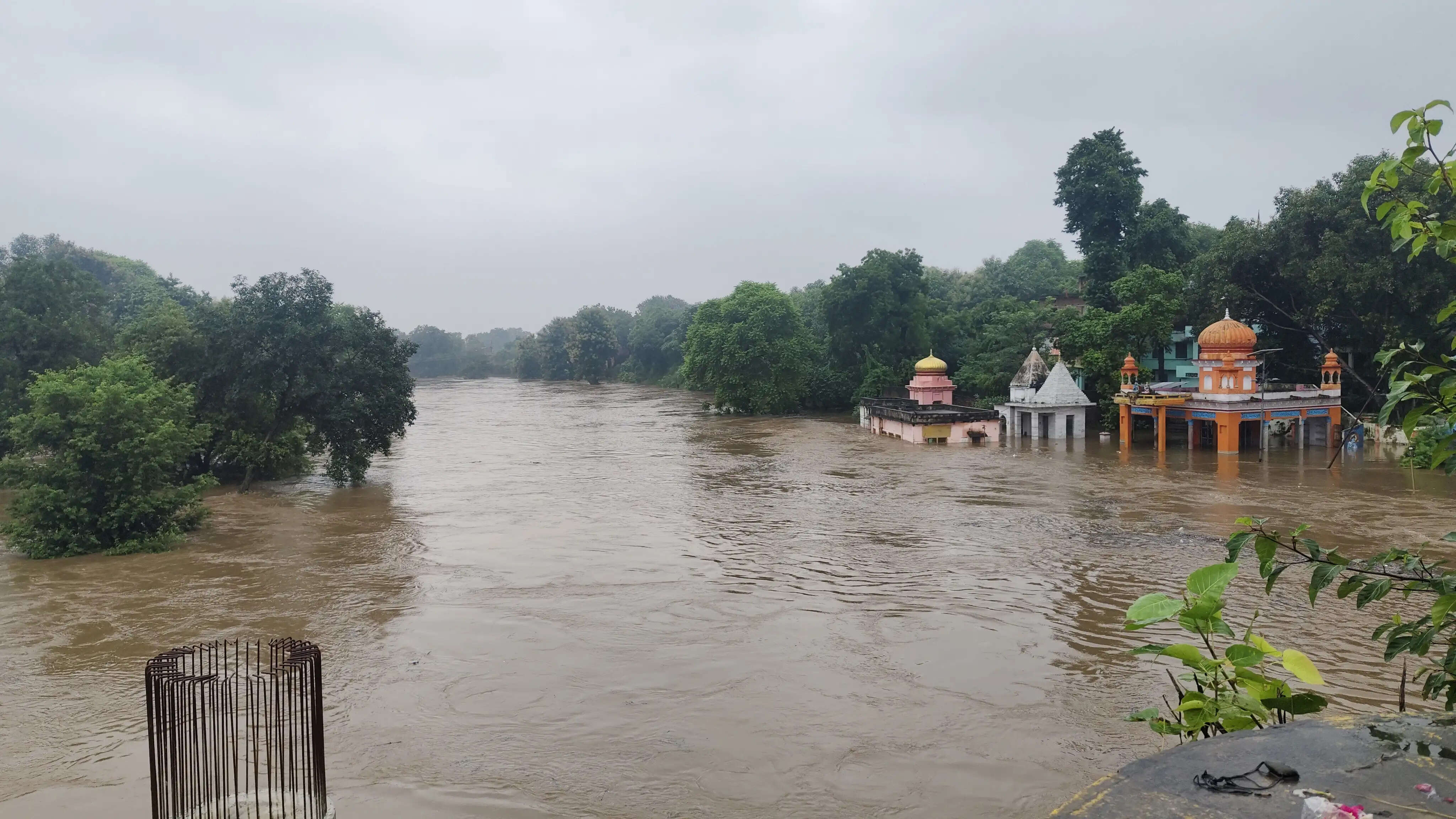 चित्रकूट में मंदाकिनी का रौद्र रूप, रामघाट जलमग्न, पुल बहा और कई इलाके प्रभावित