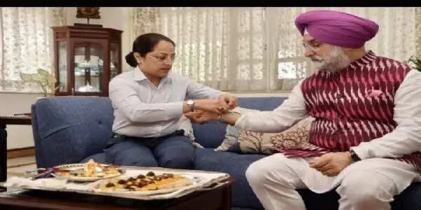दिल्ली के उपराज्यपाल को महिला सुरक्षा कर्मियों ने बांधी राखी