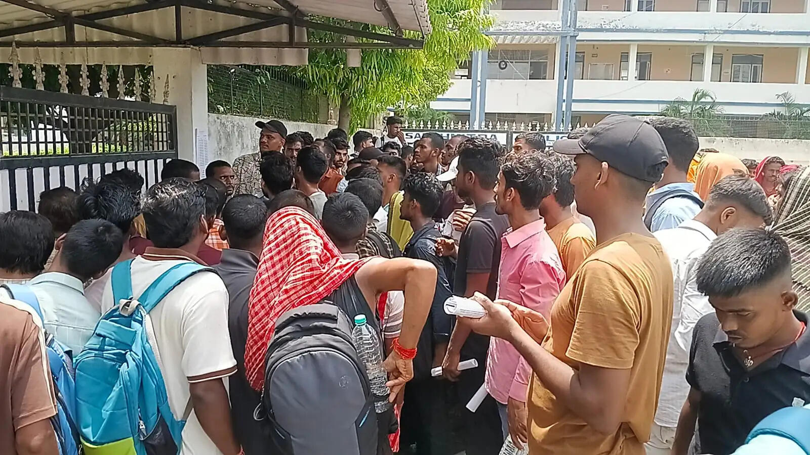 सिपाही भर्ती परीक्षा में नकल का आरोप, सीवान के परीक्षा केंद्र पर अभ्यर्थियों का हंगामा