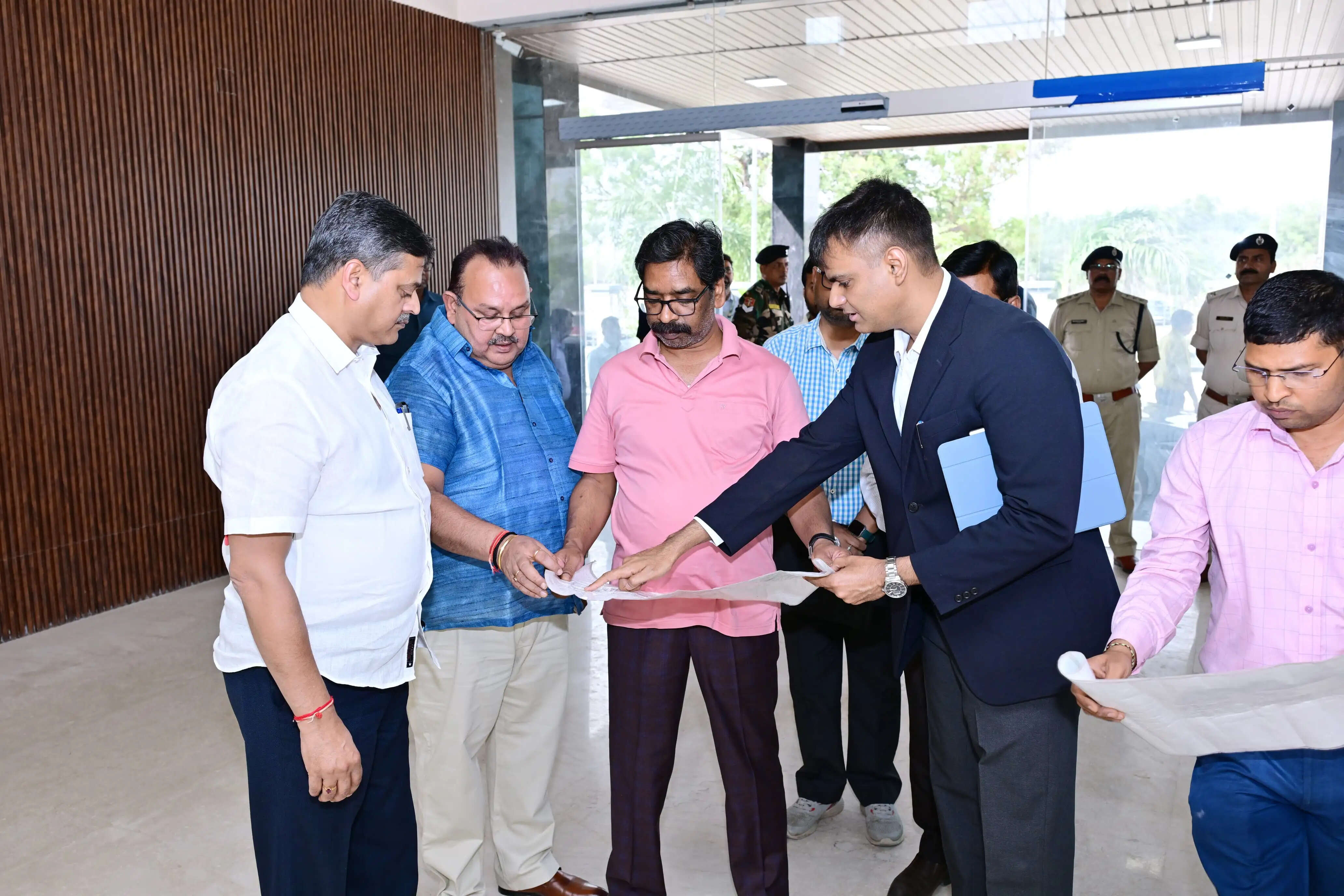 मुख्यमंत्री ने बिरसा मुंडा हवाई अड्डा परिसर में निर्माणाधीन स्टेट हैंगर का किया निरीक्षण