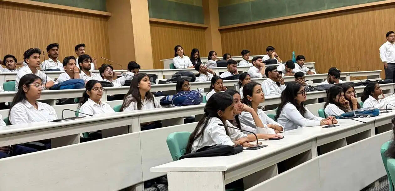 हिसार : भविष्य उन्हीं का है जो सोचते हैं अलग, करते हैं नया और बनाते हैं अवसर : प्रो. संजीव