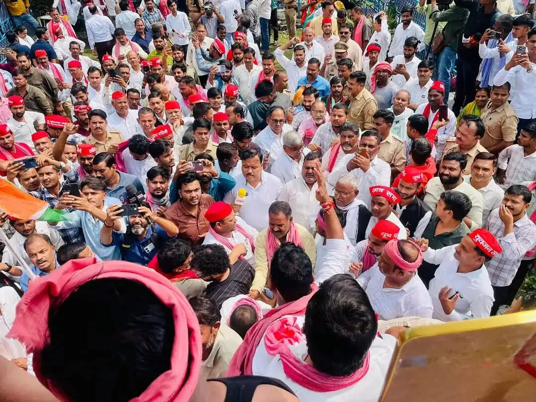 सीतापुर में सपा व कांग्रेस का चुनाव आयोग के खिलाफ प्रदर्शन