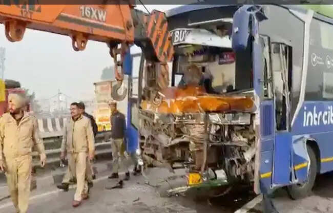 सोनीपत:&nbsp;राष्ट्रीय राजमार्ग-44 पर बस-ट्रक टक्कर, परिचालक की मौत, 6 घायल