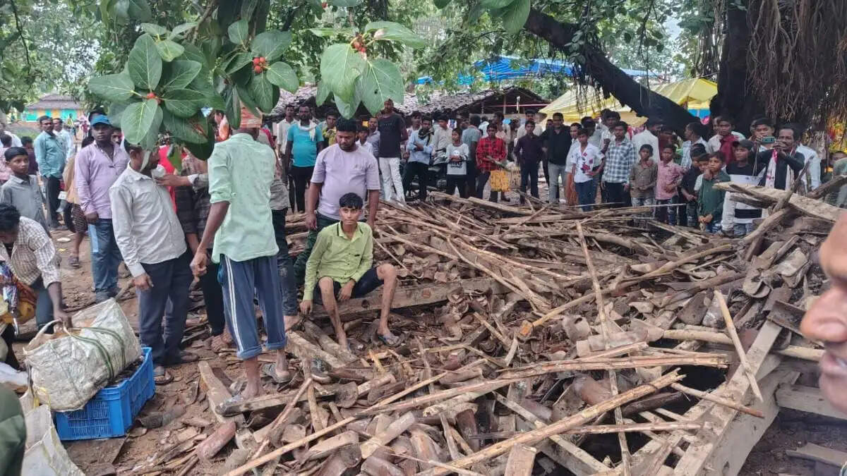 छत्तीसगढ़ के गरियाबंद जिले में रयात्रा के समय पुराने होटल का भवन गिरा, नौ लोग घायल