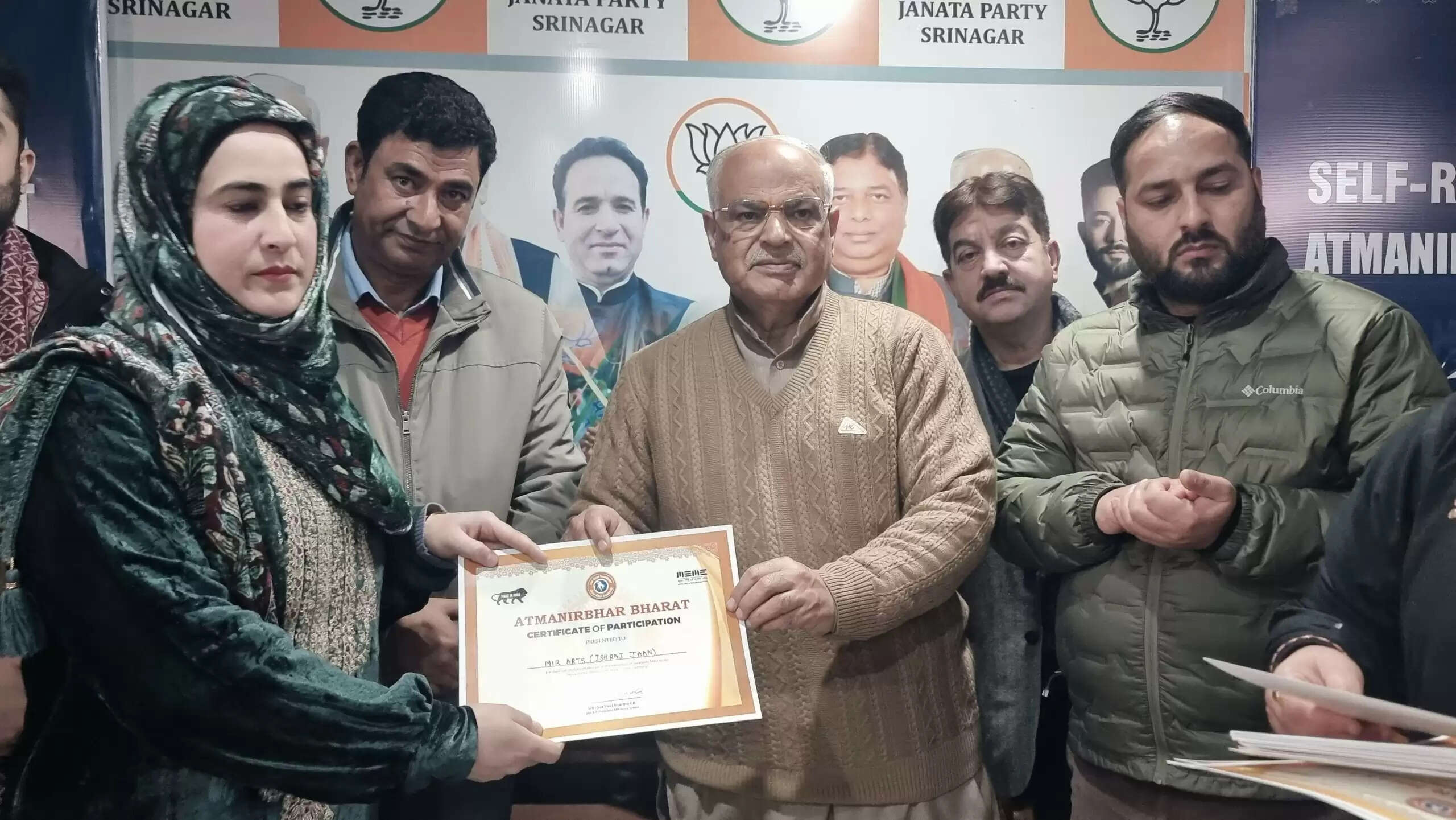 अशोक कौल ने श्रीनगर जिले में स्वदेशी मेला के प्रतिभागियों को सम्मानित किया और संगठनात्मक तैयारियों की समीक्षा की