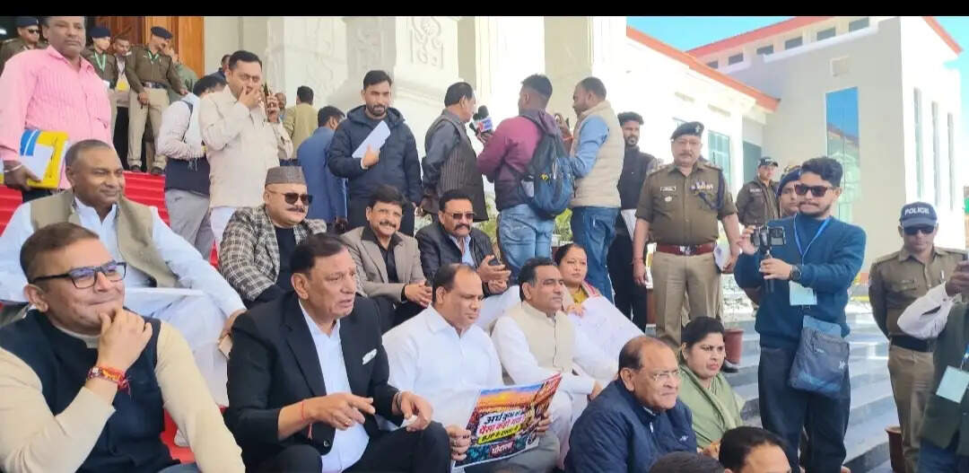 विधानसभा सत्र के अंतिम दिन विपक्ष का हंगामा, तीन बार स्थगित हुई सदन की कार्यवाही