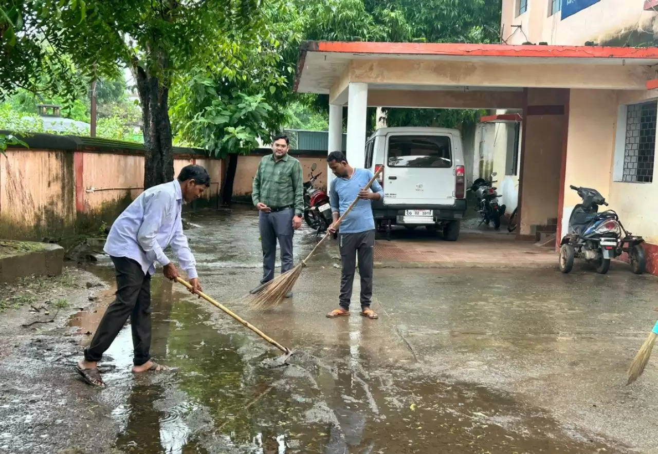 जांजगीर : डेंगू-मलेरिया मुक्त बनाने विशेष अभियान के तहत कार्यालयों में की गई साफ-सफाई