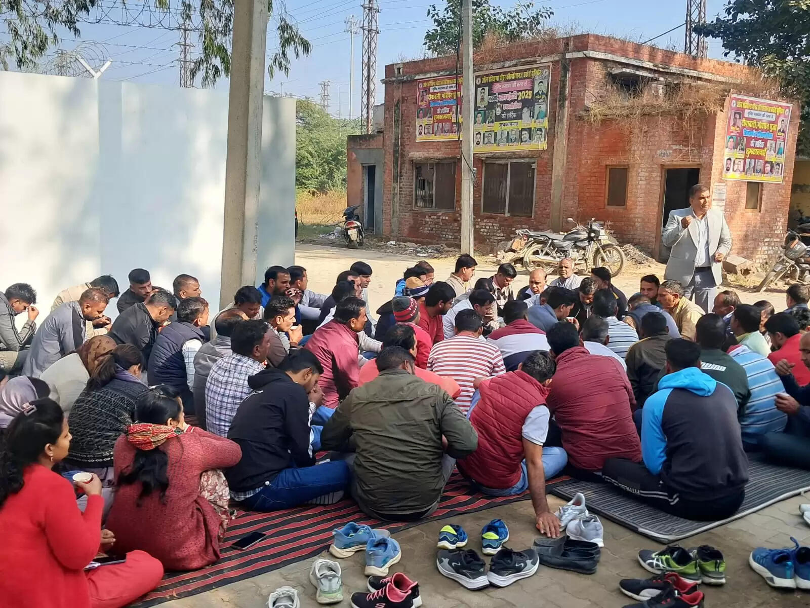 जींद : ट्रांसफर पॉलिसी के विरोध में बिजली निगम कर्मियों ने किया प्रदर्शन