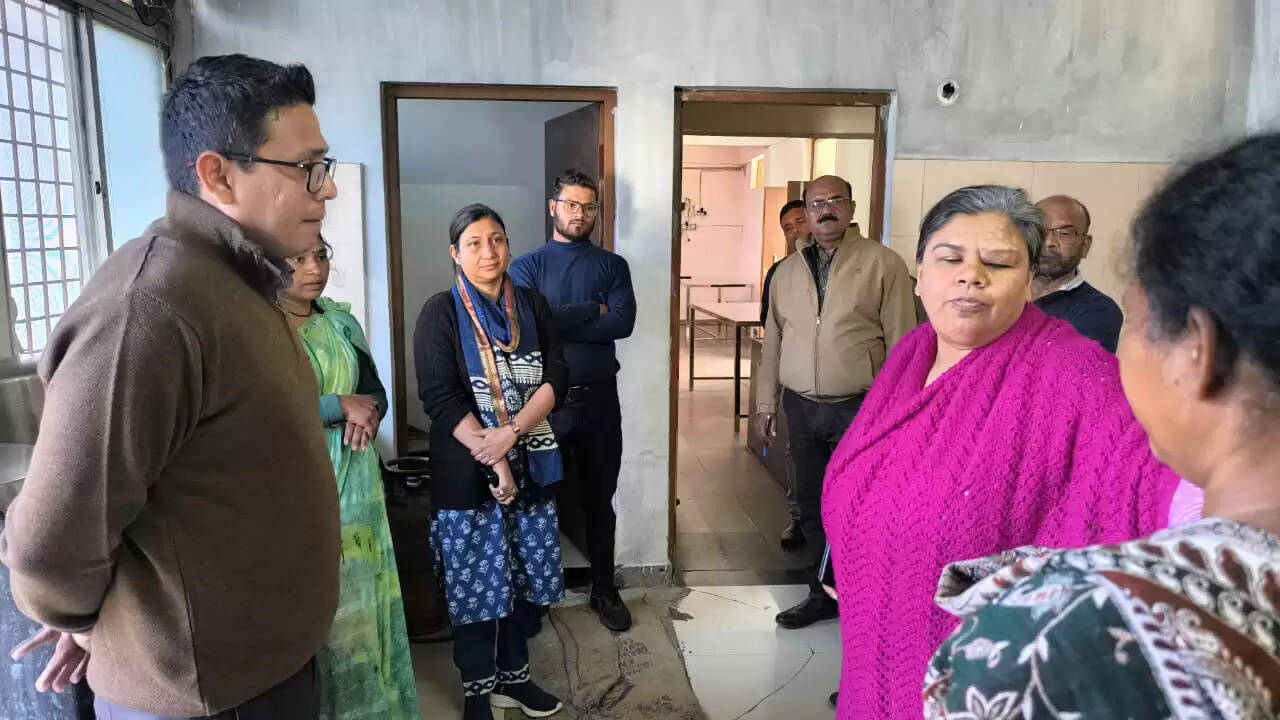 अनूपपुर: संभागायुक्त एवं कलेक्टर ने किया हितग्राही के खेत तालाब का निरीक्षण