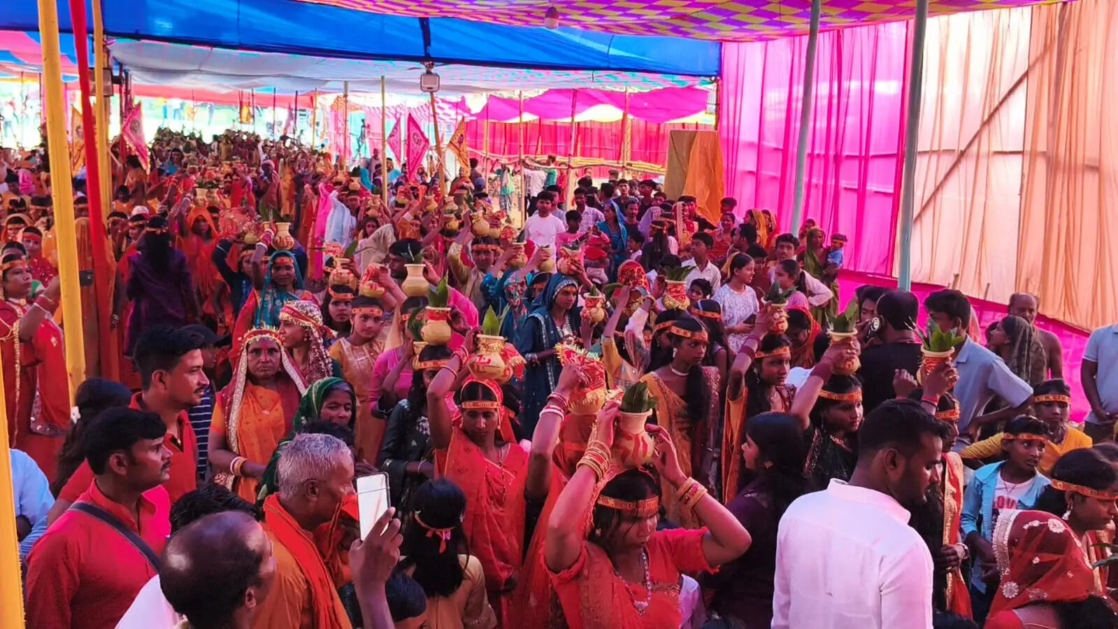 सात दिवसीय भागवत कथा को लेकर बैंड बाजों के साथ निकली कलश शोभायात्रा