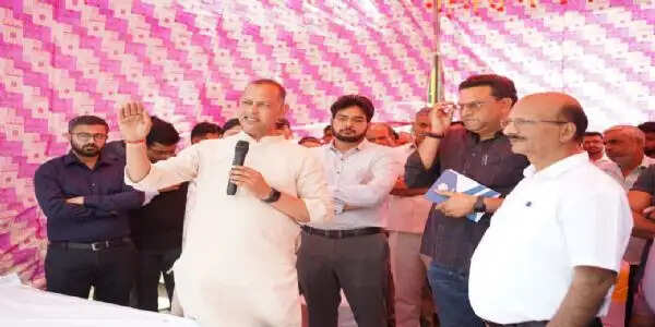 मंत्री इंद्राज ने बवाना विधानसभा के गांवों का किया निरीक्षण