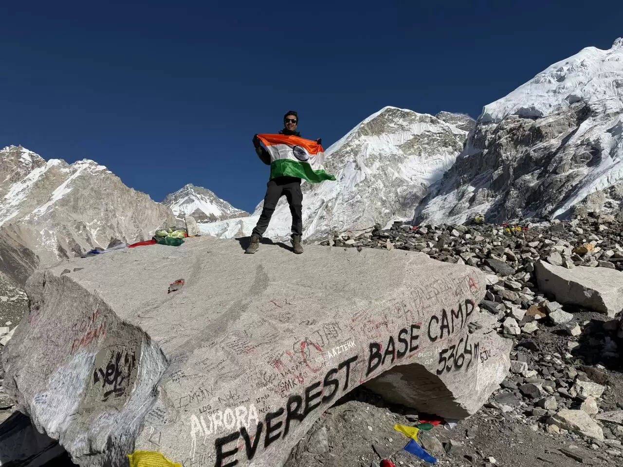 आकाश ने एवरेस्ट की गोद में फहराया शाहपुरा का परचम