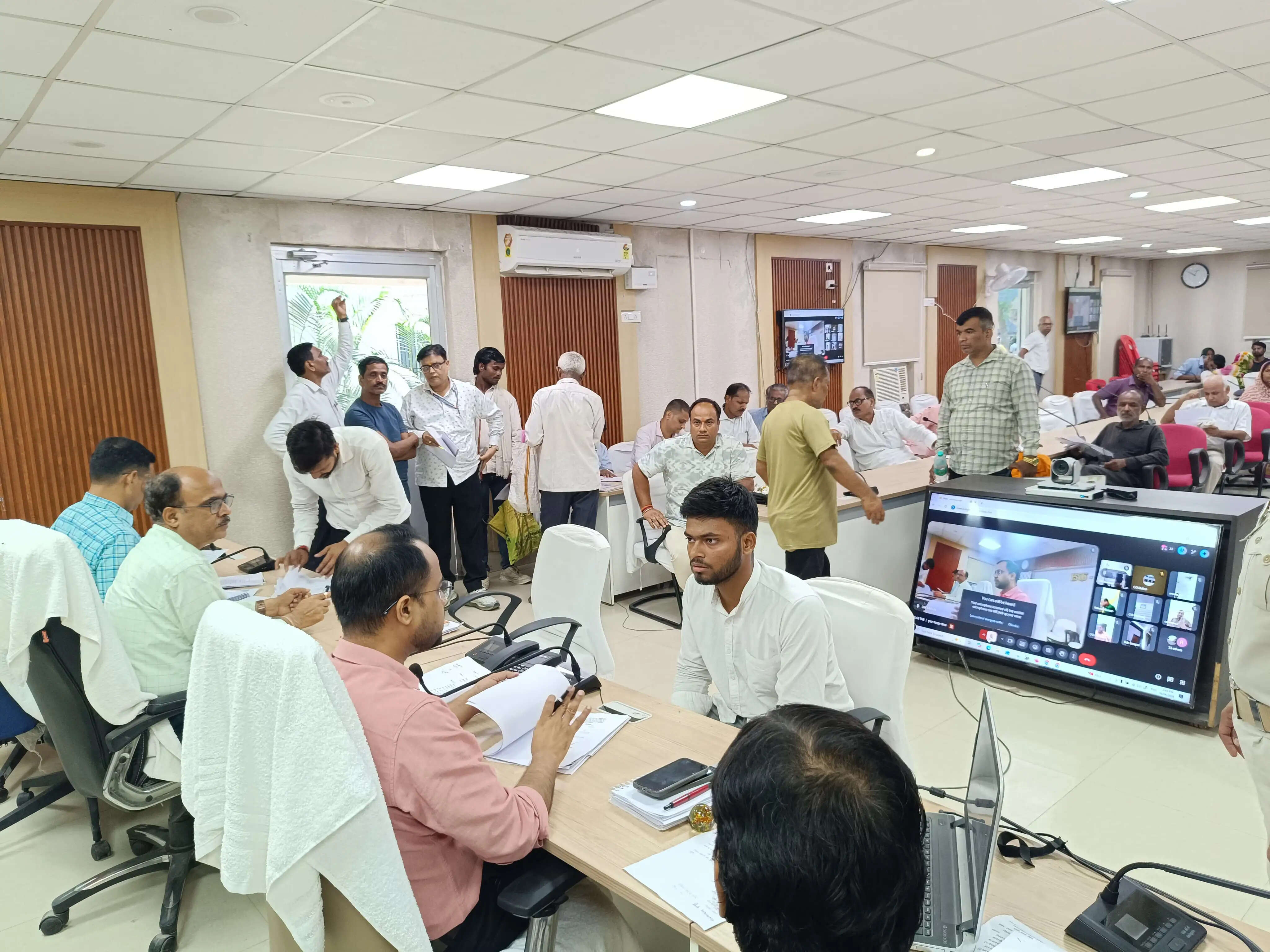 जनता दरबार में जिलाधिकारी ने सुनी 70 फरियादियों की समस्याएं