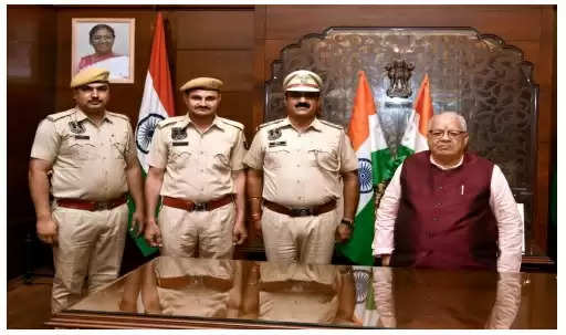 राजभवन क्वार्टर से लापता हुई महिला को ढूंढ निकालने पर पुलिस टीम को राज्यपाल ने किया सम्मानित