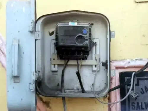 फरीदाबाद : हाई वोल्टेज से कई घरों में धमाके, बिजली के उपकरण जले