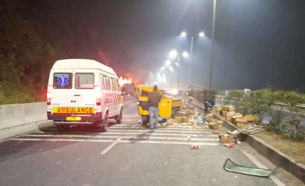 दो टेंपो को टक्कर मार चट्टान से टकराया ट्रेलर, लगी आग