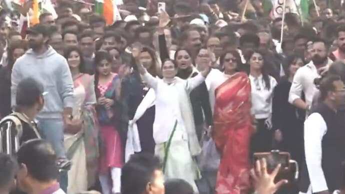 आई-पैक विवाद : ईडी के विरोध में सड़क पर उतरीं ममता, कोलकाता में निकाली विरोध रैली