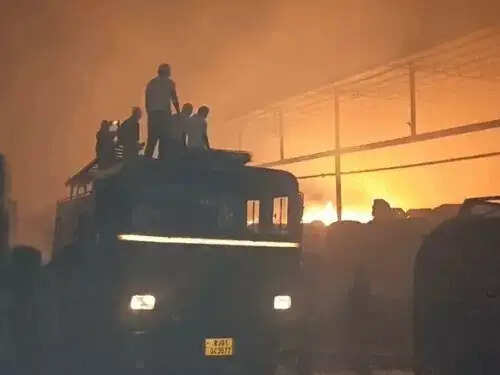 गत्ता फैक्ट्री में भीषण आग, छह घंटे की मशक्कत के बाद काबू पाया