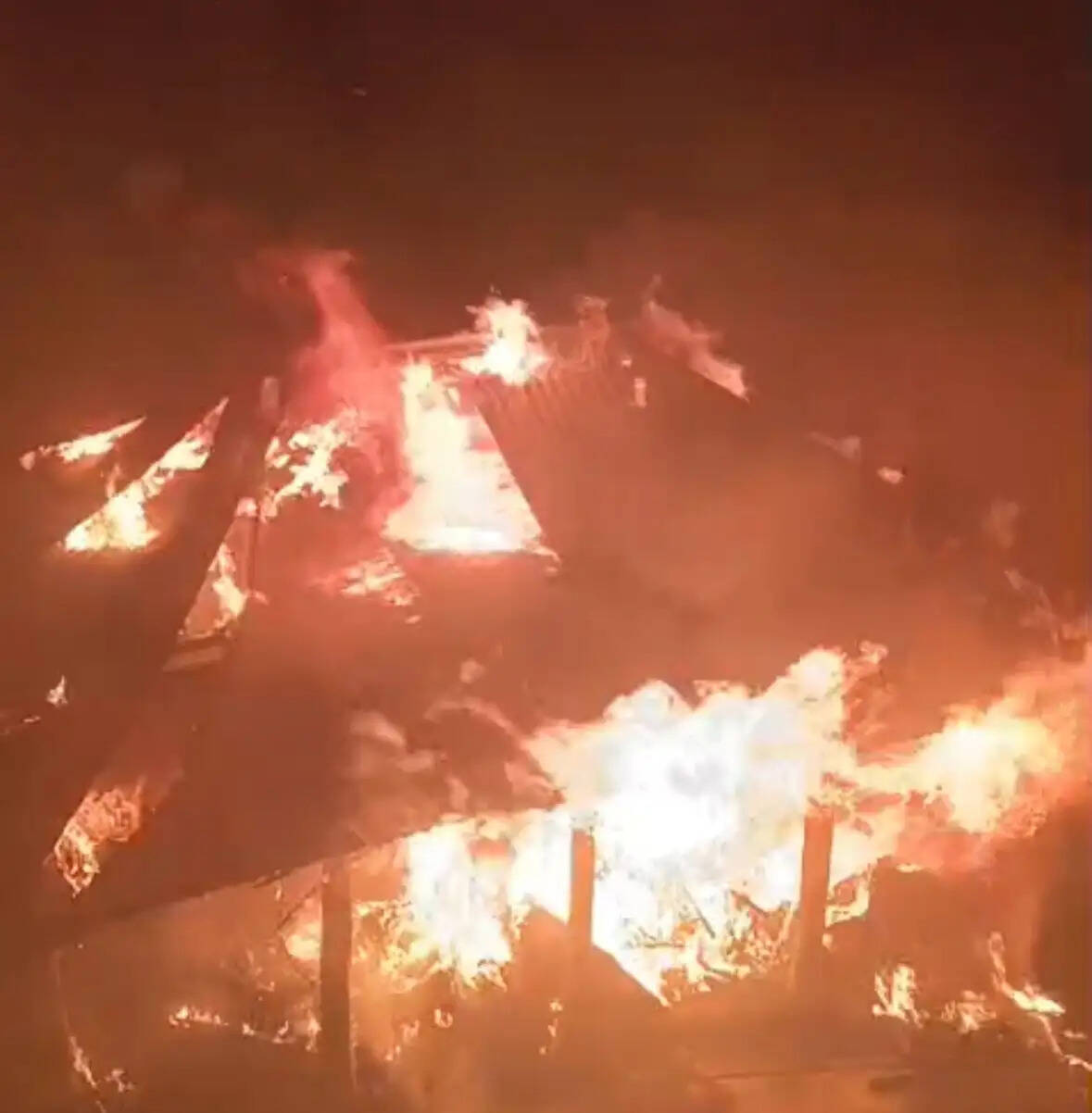 पिपरा के रामपुर में शॉर्ट सर्किट से भीषण आग, छह घर जलकर राख, चार परिवार बेघर