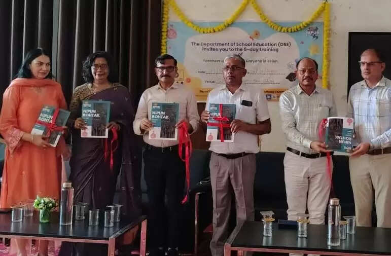 बच्चों के जीवन को आकार देने में प्राथमिक शिक्षकों की अहम भूमिका : धर्मेंद्र सिंह