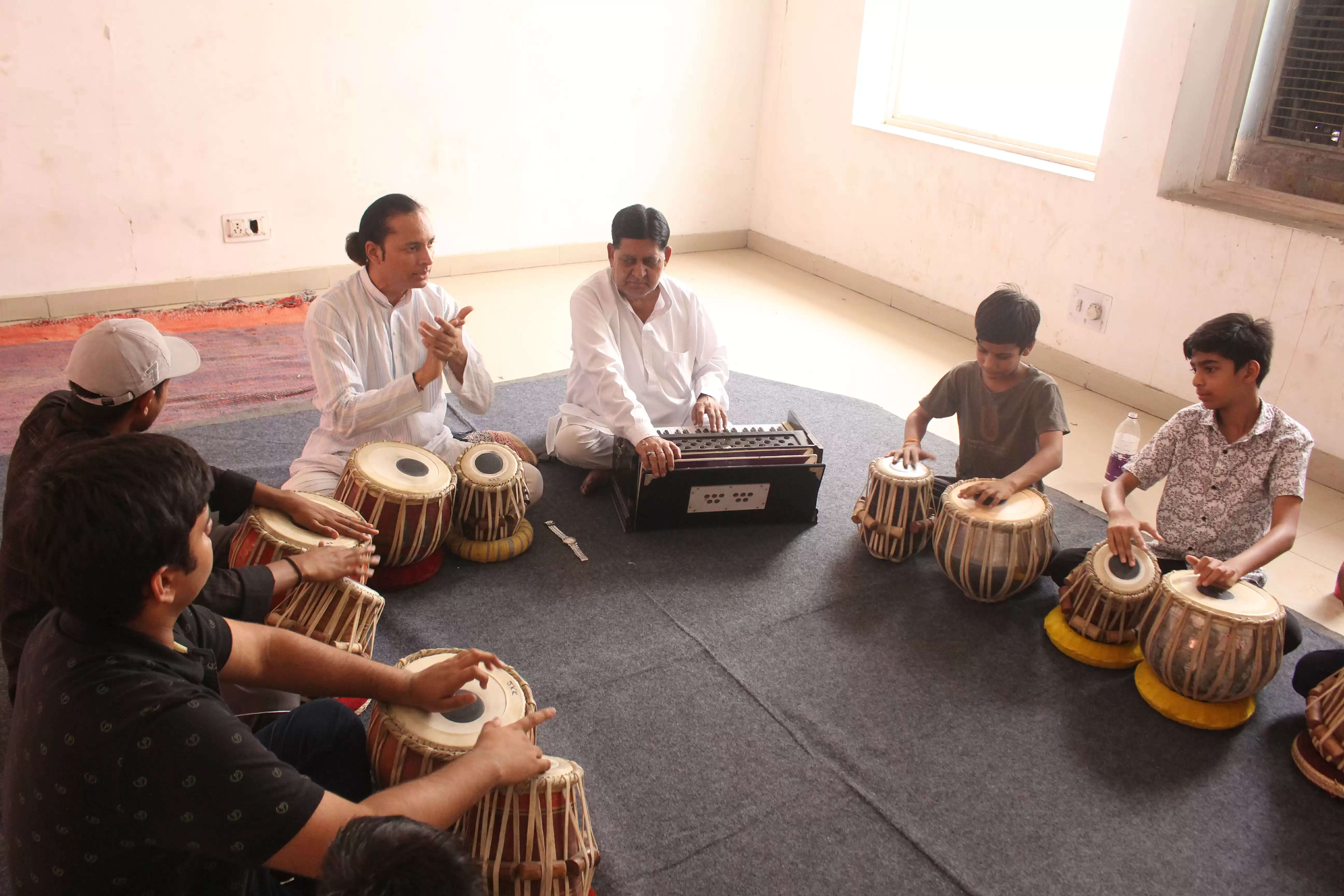 जवाहर कला केंद्र में जूनियर समर कैंप: गायन के गुर सीखने के साथ तबले पर अंगुलियों का जादू दिखा रहे बच्चे