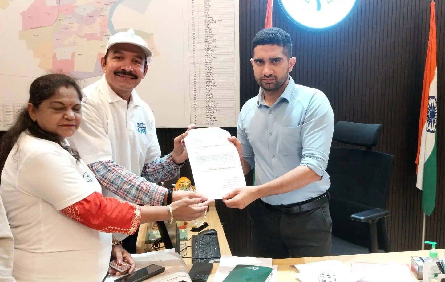 बाढ़ आने के पूर्व गंगा पार रेती पर बिखरे कूड़े-कचरे के निस्तारण की मांग,नगर आयुक्त को सौंपा ज्ञापन