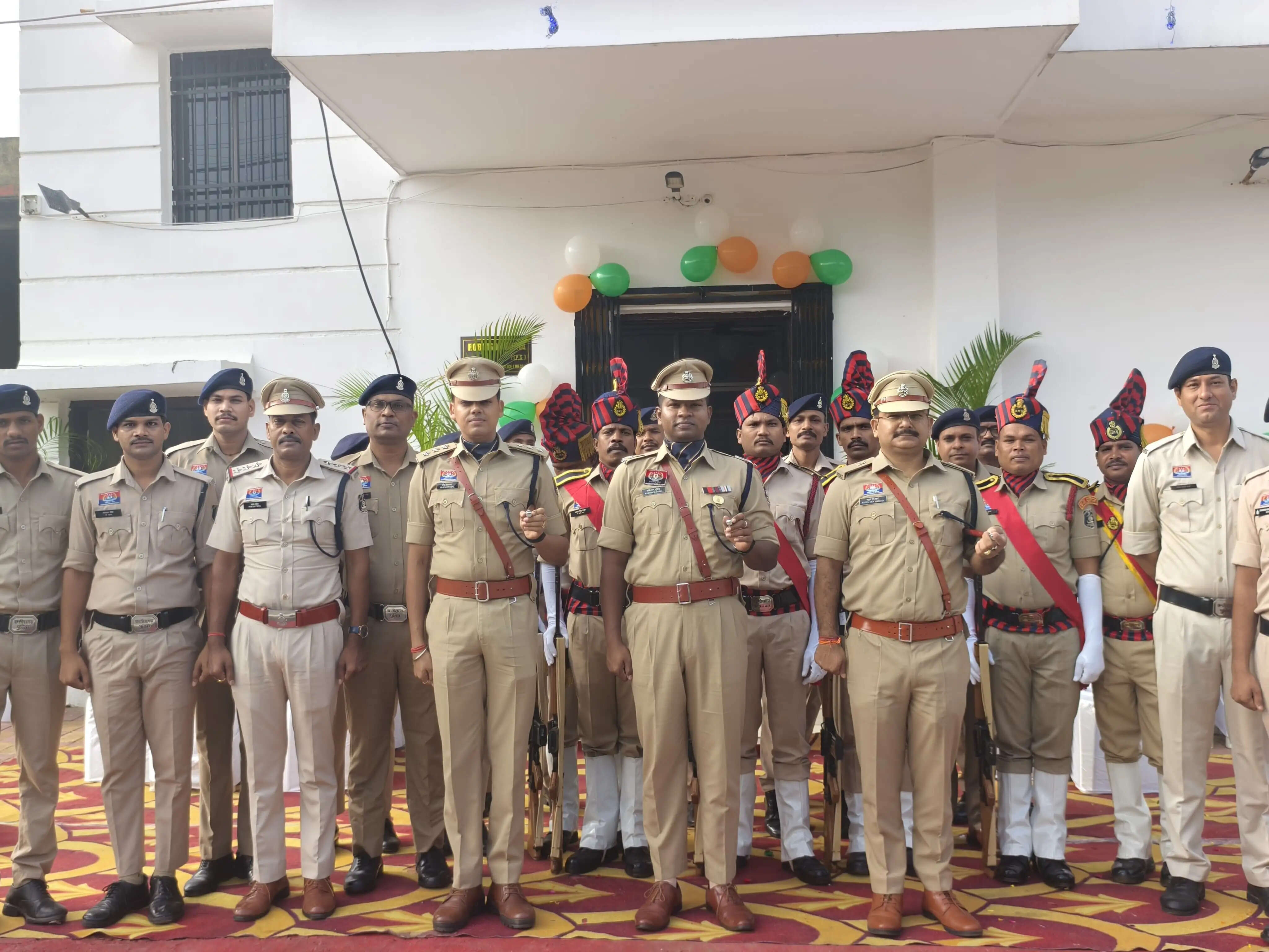 स्वतंत्रता दिवस : पश्चिम क्षेत्र पुलिस कार्यालय में पुलिस उपायुक्त रॉबिंसन ने किया ध्वजारोहण