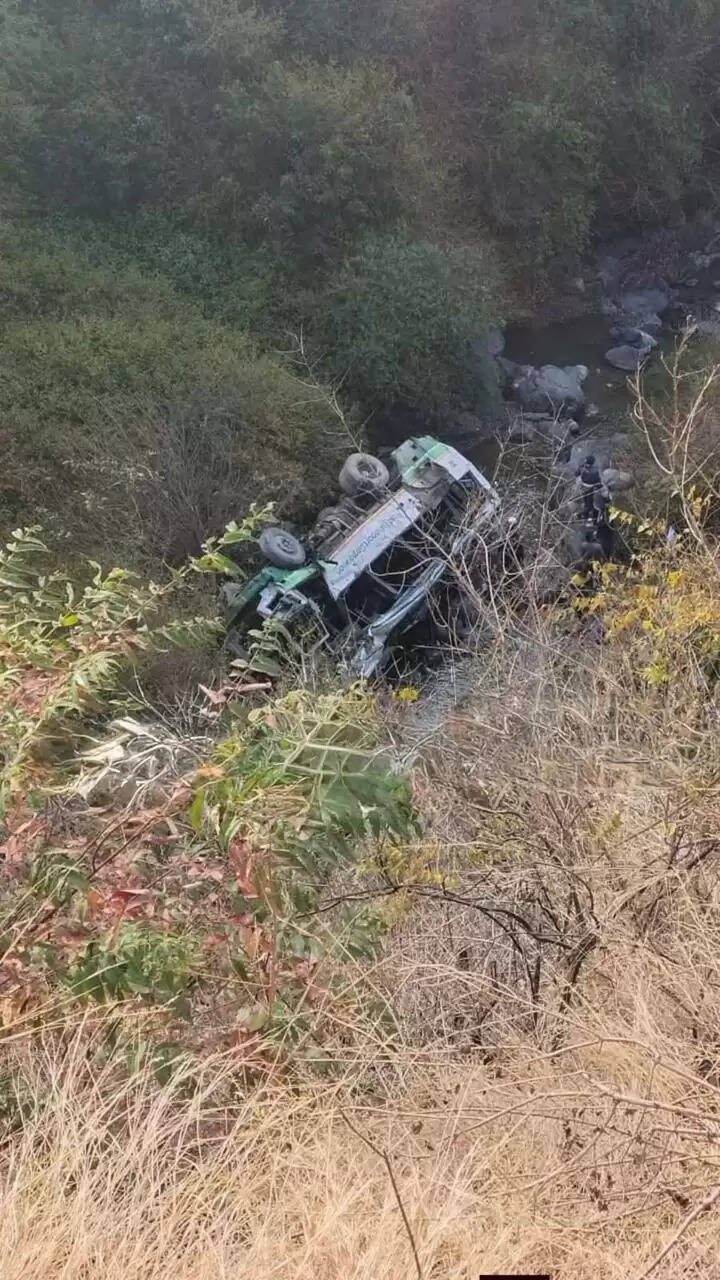 हिमाचल पथ परिवहन निगम की बस उत्तराखंड में खाई में गिरी, तीन की मौत, कई घायल