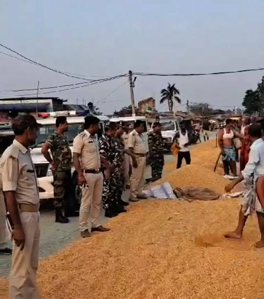 सड़क पर मक्का सुखाने वालों की खैर नहीं,जिला प्रशासन ने जारी किया संयुक्त आदेश