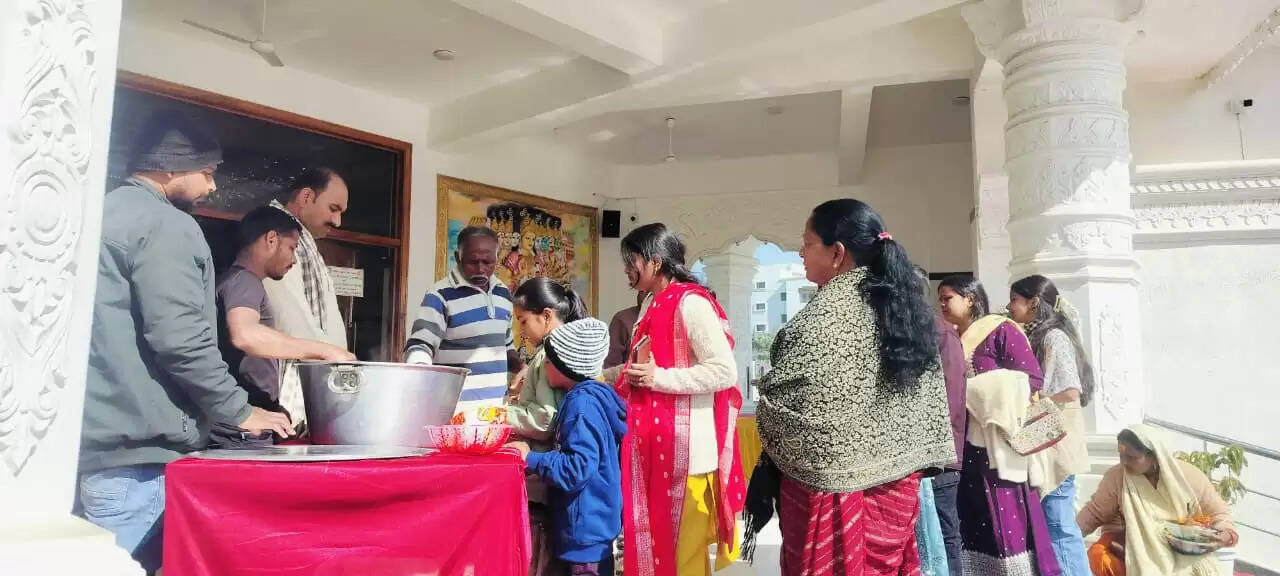 श्री राधा-कृष्ण प्रणामी मंदिर में प्रतिदिन अन्नपूर्णा खिचड़ी प्रसाद सेवा जारी
