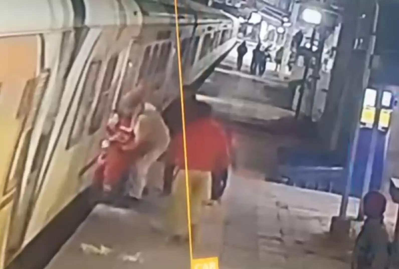 आरपीएफ ने एक महिला यात्री और बच्चे की बचाई जान