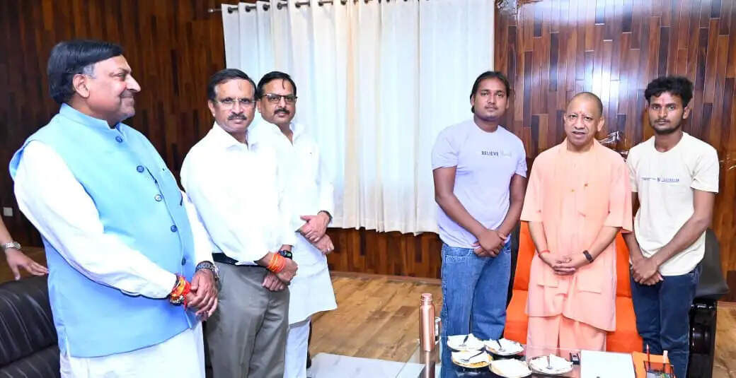 श्रमदान कर पोखरे की सफाई करने वाले युवाओं की मुख्यमंत्री योगी ने की सराहना