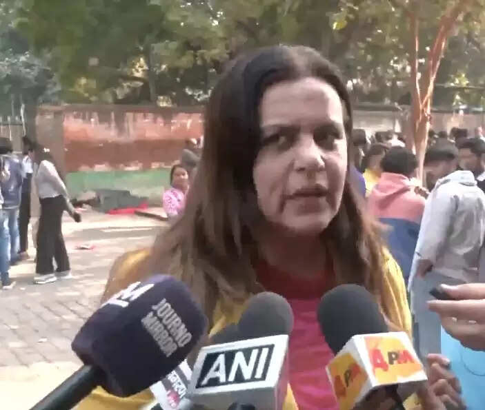 उन्नाव पीड़िता और सेंगर के समर्थकों के बीच झड़प