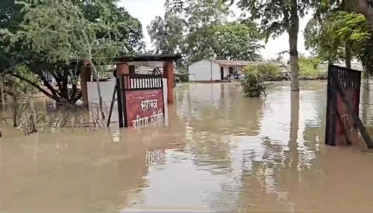 वाल्मीकि नगर के झंडावाटोला एसएसबी कैंप समेत आधा दर्जन गांव में घुसा गंडक नदी के बाढ़ का पानी