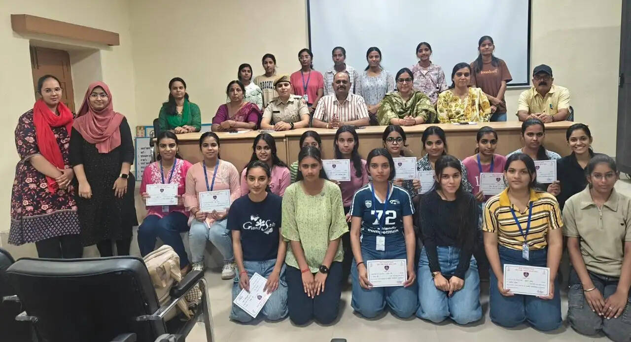 कॉलेज छात्राओं को दिया आत्मरक्षा का प्रशिक्षण