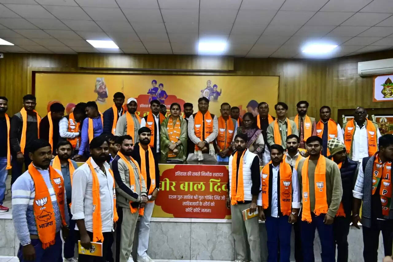 एनएसयूआई के पूर्व छात्रसंघ अध्यक्ष सहित पन्द्रह सदस्यों ने ग्रहण की भाजपा की सदस्यता