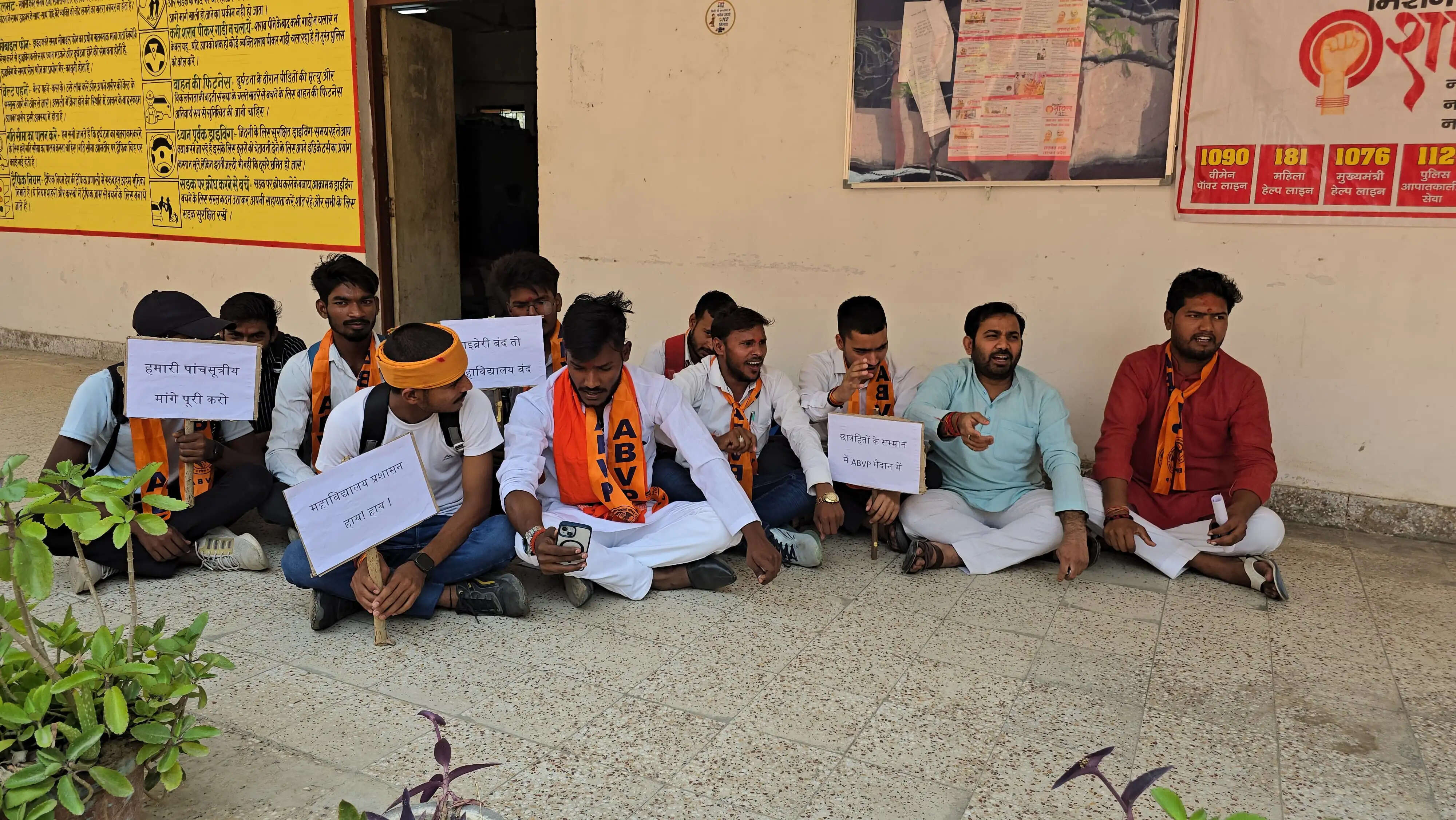 पांच सूत्रीय मांगों को लेकर अखिल भारतीय विद्यार्थी परिषद का आंदोलन ।