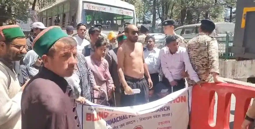 शिमला में दृष्टिहीन संघ का प्रदर्शन, सरकार को एक सप्ताह का अल्टीमेटम