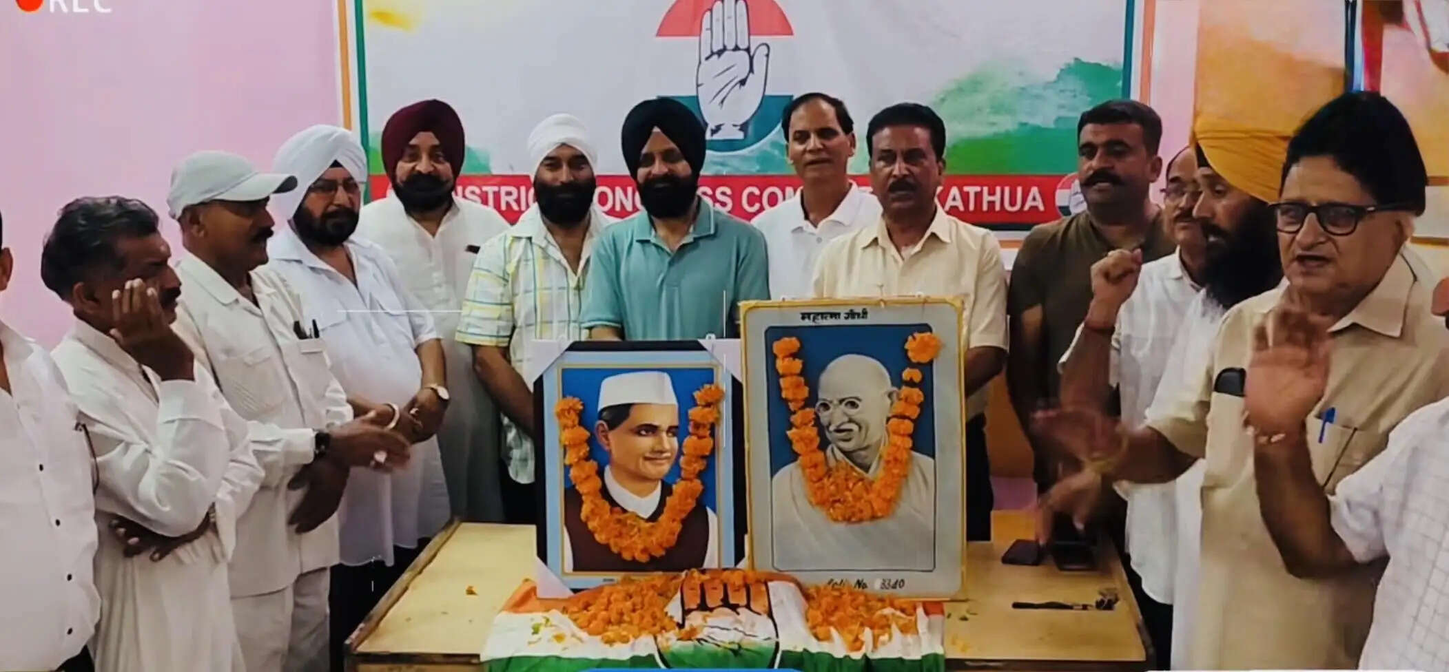 गांधी-शास्त्री जयंती पर कांग्रेस कार्यकर्ताओं ने अर्पित की श्रद्धांजलि, उनके आदर्शों पर चलने का संकल्प लिया