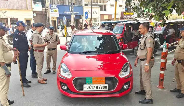 पुलिस की कार्रवाई, वाहनों से हटाईं अनधिकृत नाम पट्टिकाएं