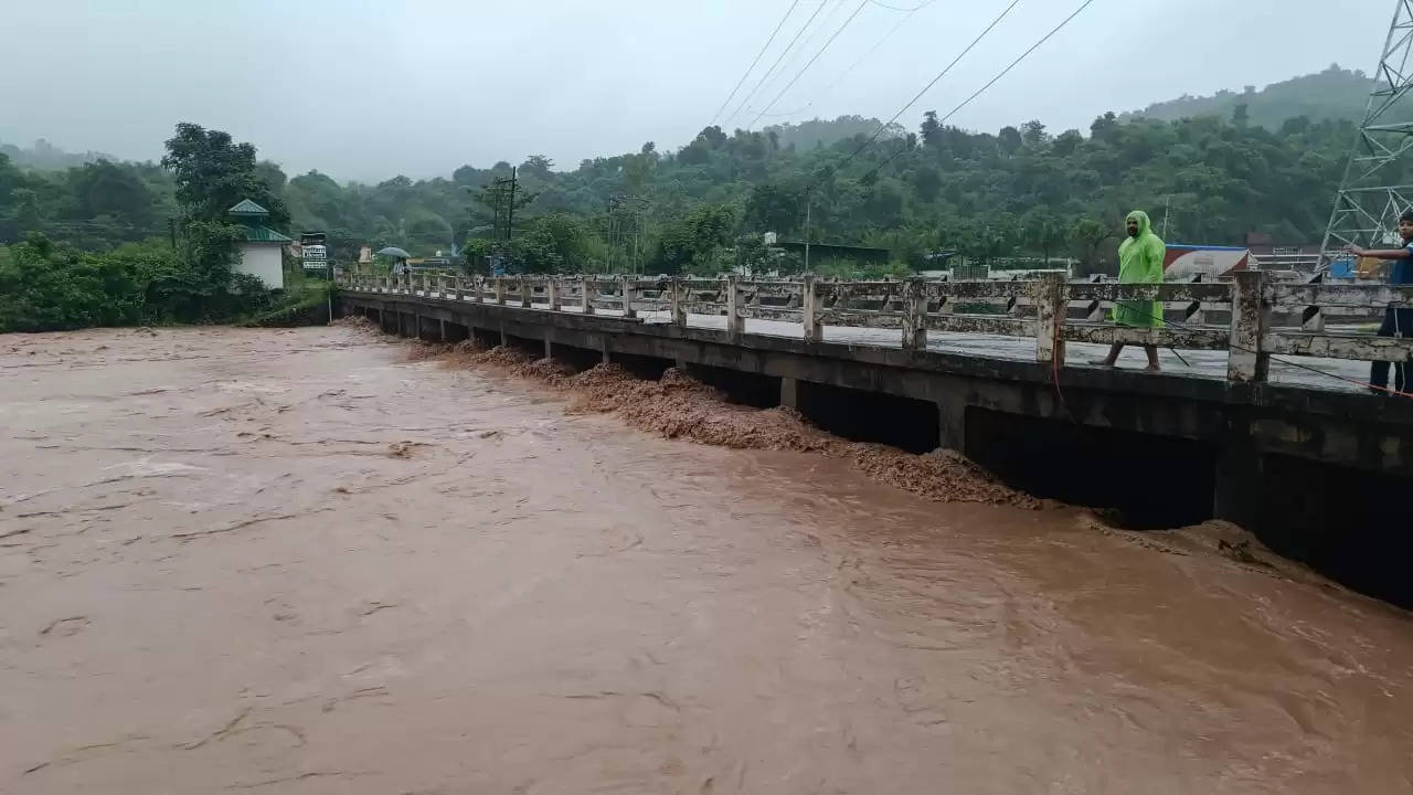 हिमाचल में बारिश का तांडव, मंदिर बहा, घरों में घुसा पानी,भूस्खलन से पांच हाइवे बंद