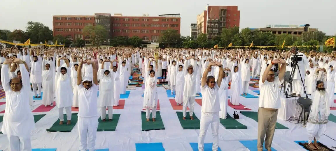 योग एवं राजयोग ध्यान से स्वस्थ और सुखी जीवन का संदेश