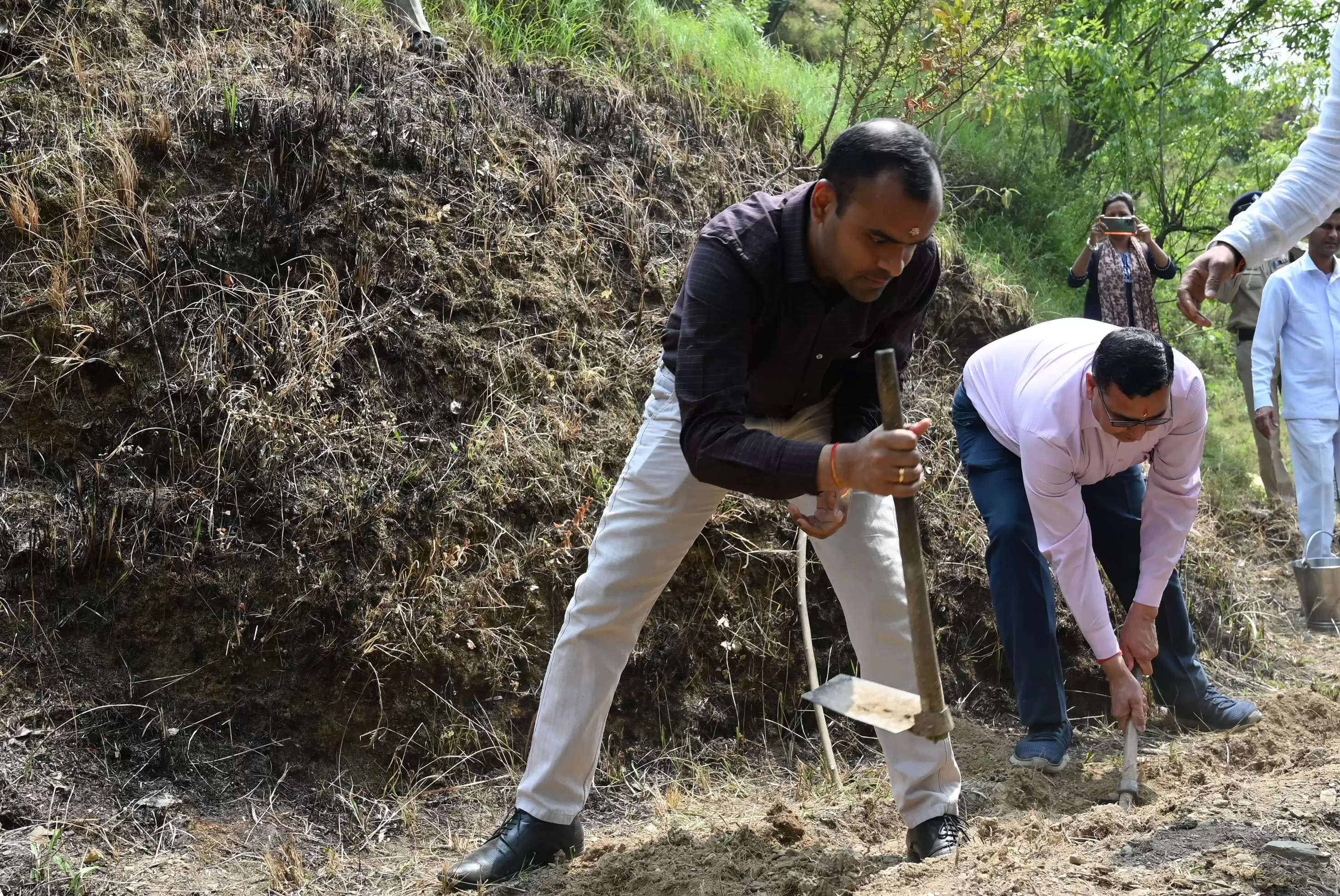 डीएम ने ग्रामीणों को जल संरक्षण के लिए किया प्रोत्साहित