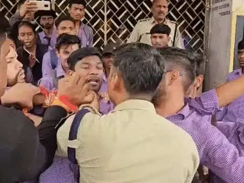 छिंदवाड़ा में एनएसयूआई&nbsp;के कॉलेज घेराव के दौरान हंगामा, 4 महिला पुलिसकर्मी घायल